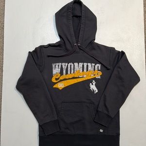 HoodieUNIVERSITY OF WYOMING COWBOYS  women’s SZ Small gray & gold